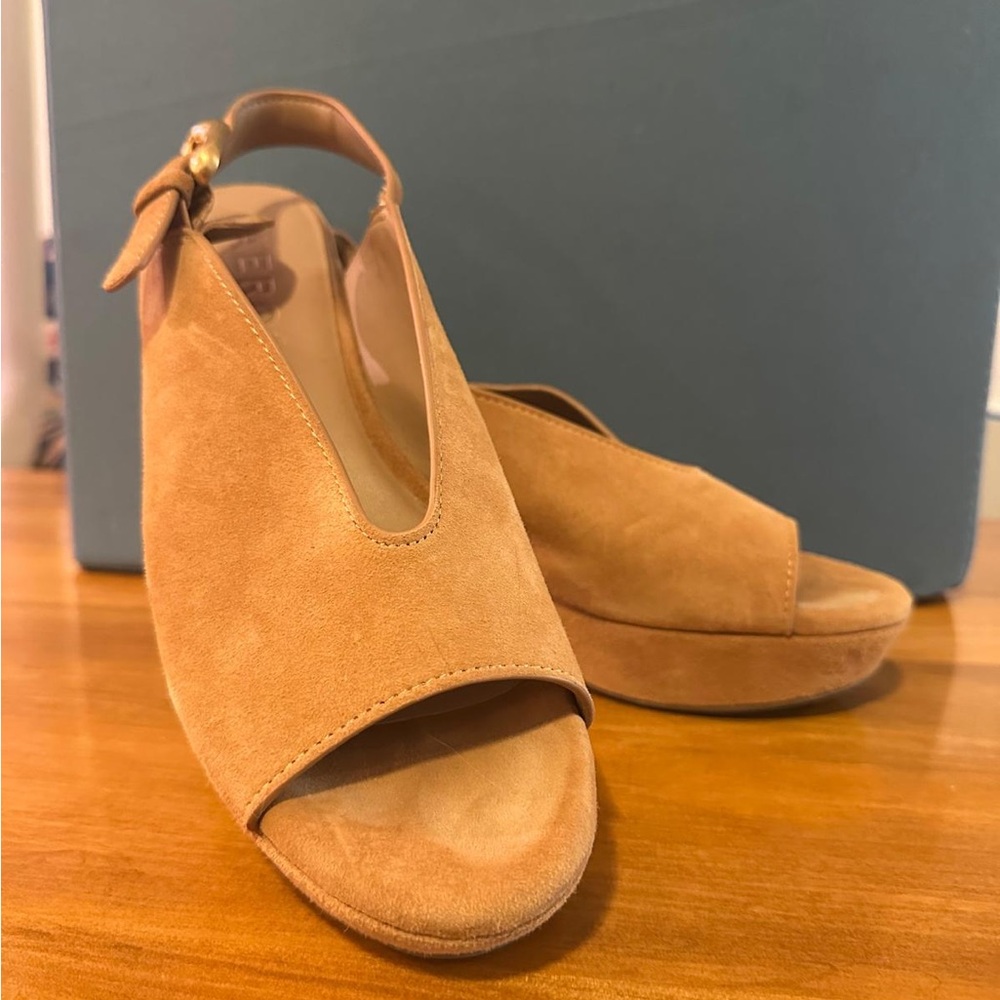 AEROSOLES Tan Wedge Sandals with Open-Toe Design